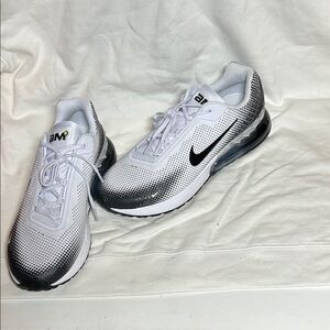 NWOB NIKE AIR MAX PHOENIX SIZE 8.5 men’s